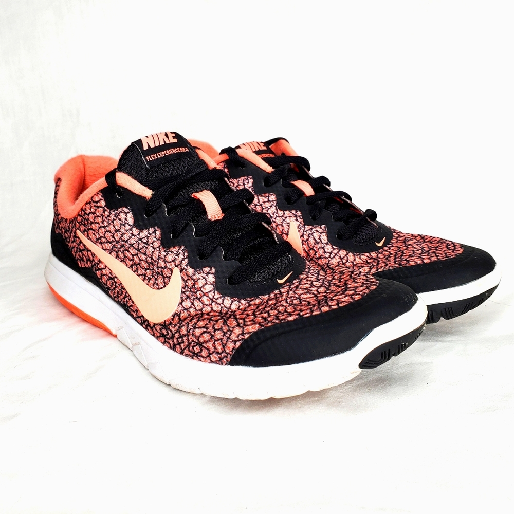 28) NIKE Women's Flex Experience RN 4 Black/Atomic Sz. 6.5